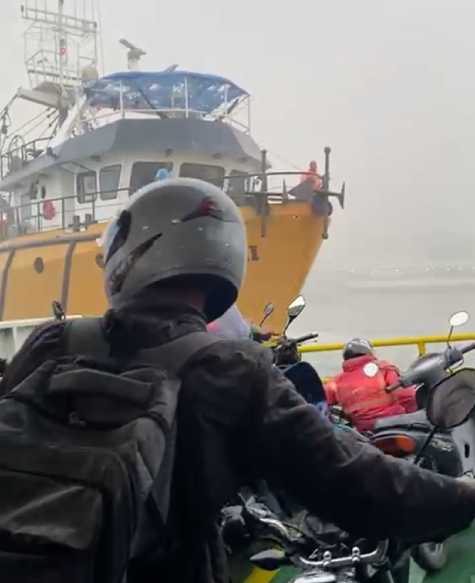 Vídeo: Embarcação de pesca bate no Ferry Boat em Itajaí